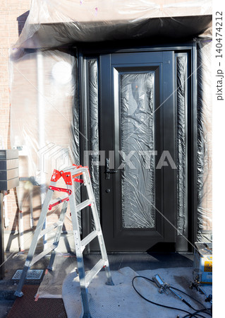 金属ドアの再塗装現場 金属ドアの再塗装現場 140474212