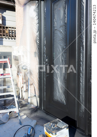 金属ドアの再塗装現場 金属ドアの再塗装現場 140474213