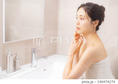 洗面所でボディケアをする女性　　　 140474274