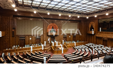 氏名標（立て札）がない貴重な状態の国会議事堂内部・重厚な衆議院本会議場の全景 140474275