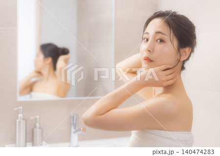洗面所でボディケアをする女性 洗面所でボディケアをする女性 140474283