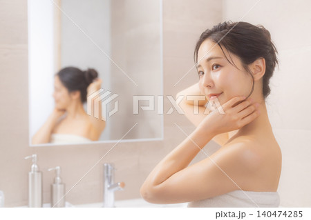 洗面所でボディケアをする女性 洗面所でボディケアをする女性 140474285