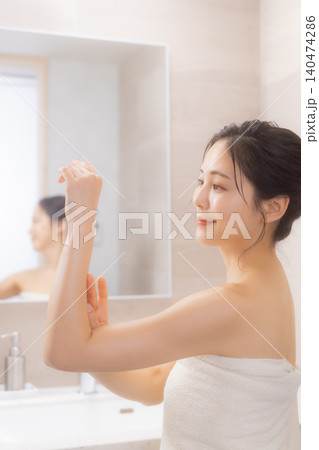 洗面所でボディケアをする女性　　　 140474286