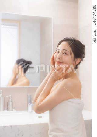洗面所でボディケアをする女性　　　 140474289