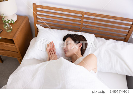 ベッドで熟睡している女性 ベッドで熟睡している女性 140474405