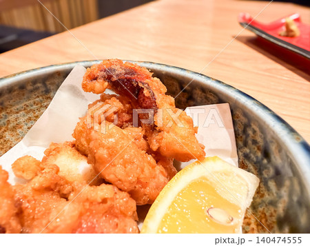 たこの唐揚げ。新鮮なタコを足を揚げた和食。レモンを添えて。 たこの唐揚げ。新鮮なタコを足を揚げた和食。レモンを添えて。 140474555
