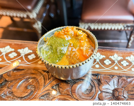 インドカレー屋で食べるカレー。ライスの上に乗せた数種類のカレー。ほうれん草カレーやキーマカレー、ラム 140474663