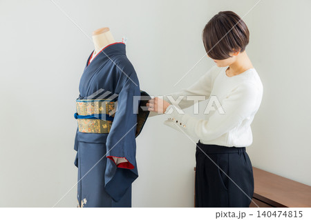トルソーで着物の着付け練習をする女性 140474815