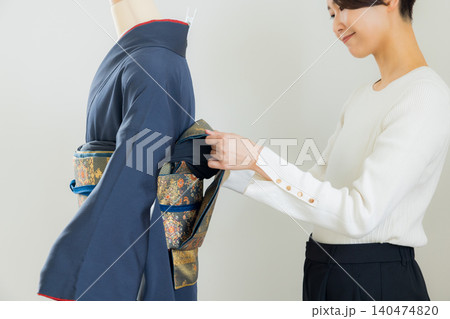 トルソーで着物の着付け練習をする女性 トルソーで着物の着付け練習をする女性 140474820