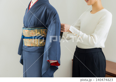 トルソーで着物の着付け練習をする女性 140474823