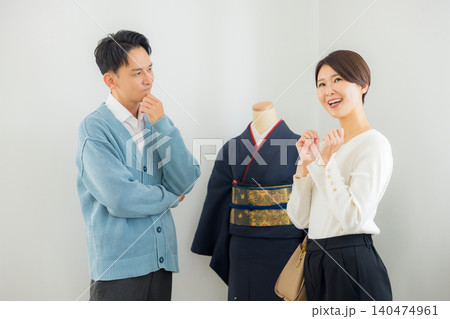 着物の購入を悩む女性 着物の購入を悩む女性 140474961