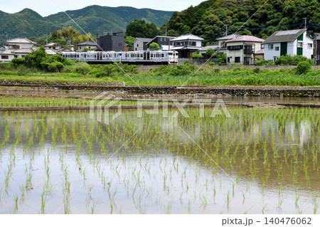 田園地帯を走る観光列車「ふたつ星」 田園地帯を走る観光列車「ふたつ星」 140476062
