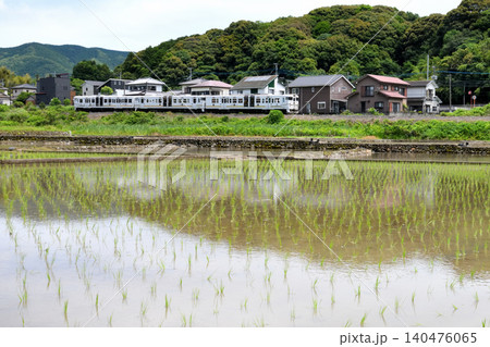 田園地帯を走る観光列車「ふたつ星」 田園地帯を走る観光列車「ふたつ星」 140476065