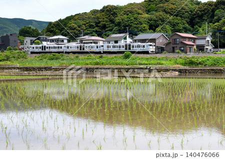 田園地帯を走る観光列車「ふたつ星」 田園地帯を走る観光列車「ふたつ星」 140476066