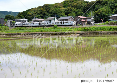 田園地帯を走る観光列車「ふたつ星」 140476067