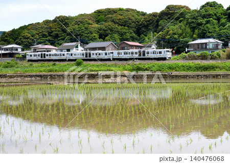 田園地帯を走る観光列車「ふたつ星」 140476068