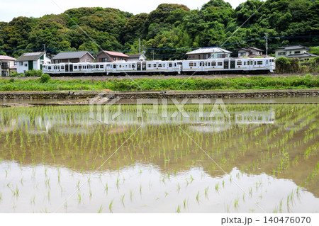 田園地帯を走る観光列車「ふたつ星」 140476070