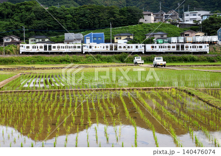 田園地帯を走る観光列車「ふたつ星」 140476074