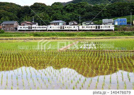 田園地帯を走る観光列車「ふたつ星」 140476079