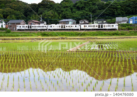 田園地帯を走る観光列車「ふたつ星」 140476080