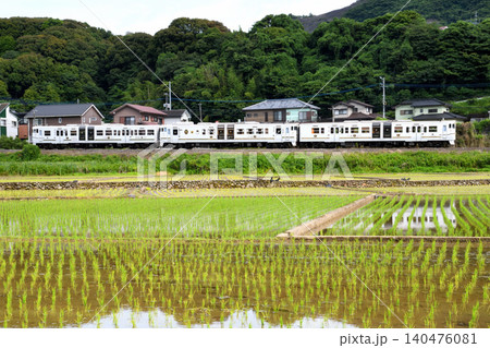 田園地帯を走る観光列車「ふたつ星」 140476081