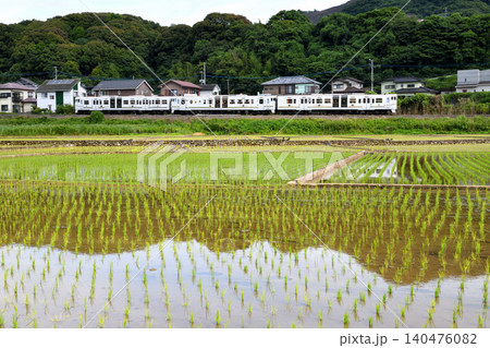田園地帯を走る観光列車「ふたつ星」 140476082