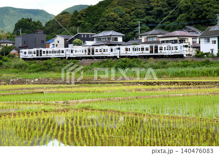 田園地帯を走る観光列車「ふたつ星」 田園地帯を走る観光列車「ふたつ星」 140476083