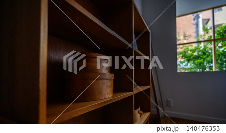 自然光が差し込む部屋の木製棚 140476353