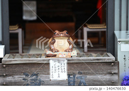 カエルの置物と寺院 カエルの置物と寺院 140476630