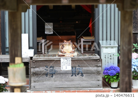 寺院に飾られたカエルの置物 寺院に飾られたカエルの置物 140476631