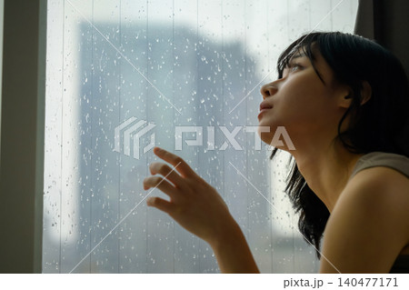 雨の窓辺を見上げる 雨の窓辺を見上げる 140477171