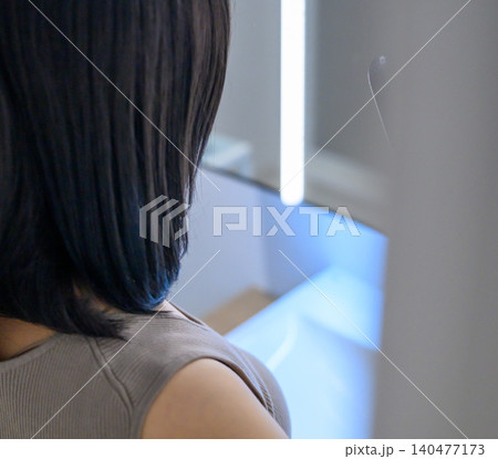 鏡に映る女性の後ろ姿 鏡に映る女性の後ろ姿 140477173