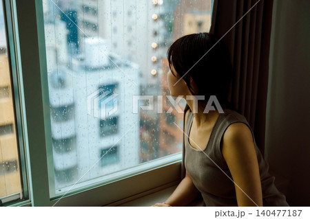 窓辺で雨を眺める女性 窓辺で雨を眺める女性 140477187