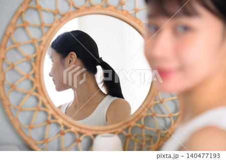 鏡越しに微笑む女性 鏡越しに微笑む女性 140477193