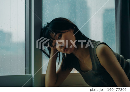 窓辺でこちらを見る女性 窓辺でこちらを見る女性 140477203