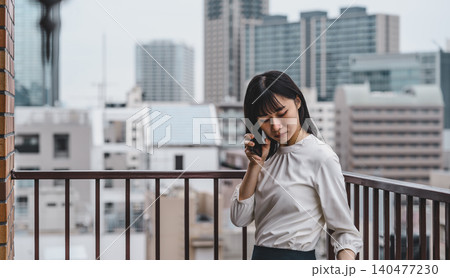 考え込む女性の電話 140477230