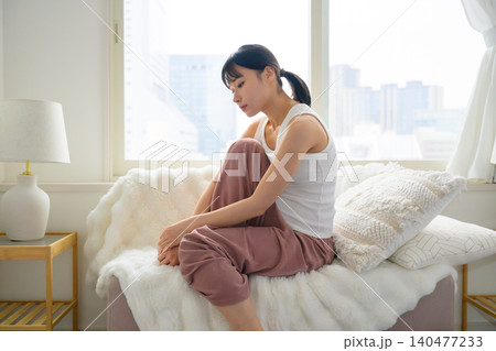 ソファでくつろぐ女性 ソファでくつろぐ女性 140477233