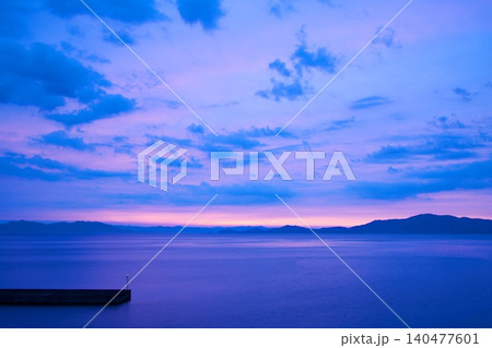 夕焼けに染まる海 140477601
