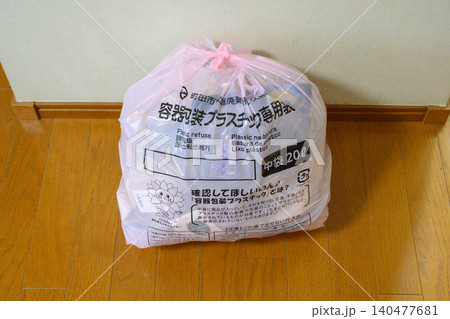台所付近に置いたプラスチックごみの袋 140477681