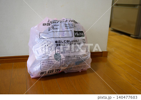 台所付近に置いたプラスチックごみの袋 台所付近に置いたプラスチックごみの袋 140477683