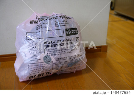 台所付近に置いたプラスチックごみの袋 台所付近に置いたプラスチックごみの袋 140477684