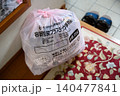 玄関に置いたプラスチックごみの袋 140477841