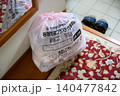 玄関に置いたプラスチックごみの袋 140477842