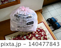 玄関に置いたプラスチックごみの袋 140477843