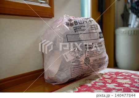 玄関に置いたプラスチックごみの袋 140477844