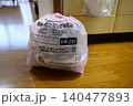 台所付近に置いたプラスチックごみの袋 140477893