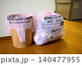 台所付近に置いたごみ箱とプラスチックごみ専用の袋 140477955