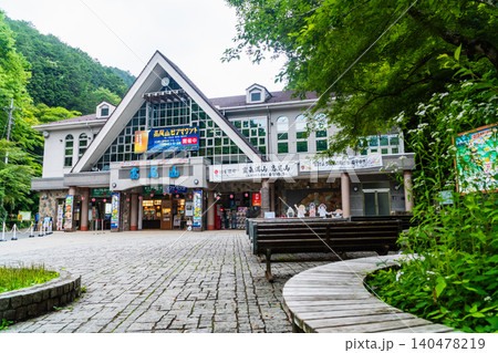 高尾山登山口の清滝駅　高尾山ケーブルカーの山麓駅 140478219