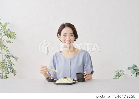リビングでざるうどんを食べる女性 リビングでざるうどんを食べる女性 140478259