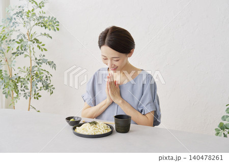 リビングでざるうどんを食べる女性 リビングでざるうどんを食べる女性 140478261